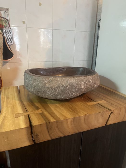 Каменна мивка от речен камък