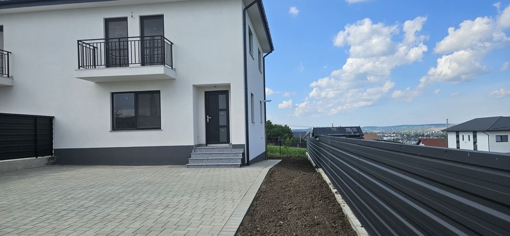 Casă tip duplex  la stradă asfaltată