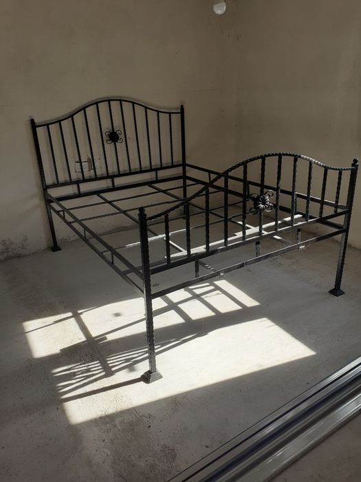Pat realizat din cadrul metalic cu elemente din fier forjat
