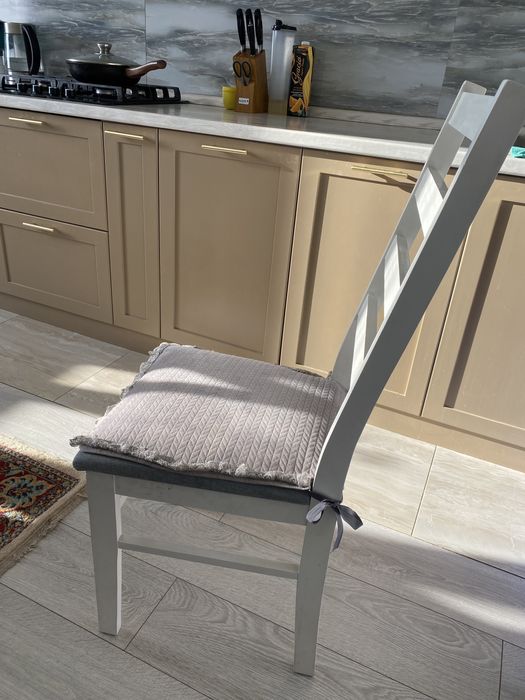 Стол и стулья