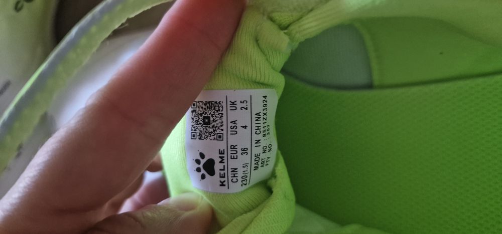 Нови стоножки Kelme 35 номер