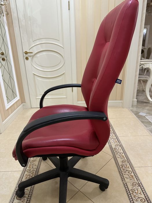 Кресло офисное, красное