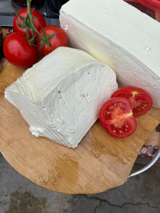 Brânză de oaie autentică, făcută tradițional si carne de miel