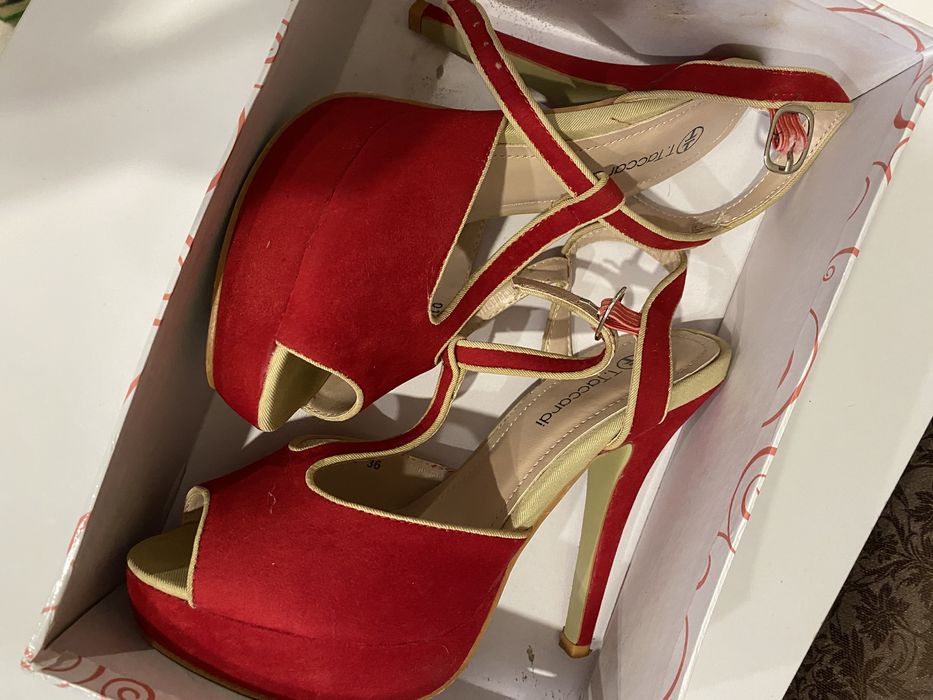 Красные босоножки на каблуке