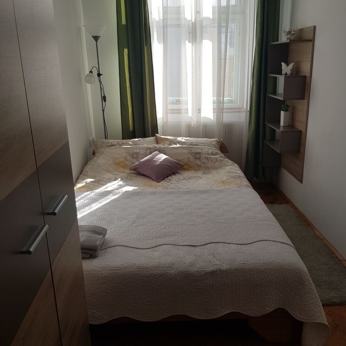 Inchiriez apartament 2 camere central, strada Avram Iancu, etaj 1