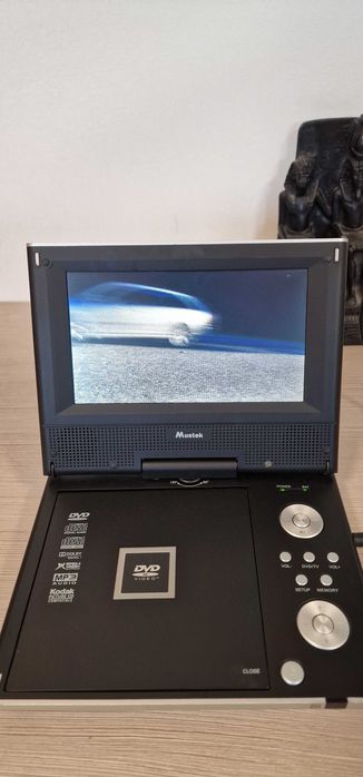 ПРЕНОСИМ DVD ПЛЕЪР MUSTEK С 7″ ЕКРАН с работеща батерия и пълен комплект