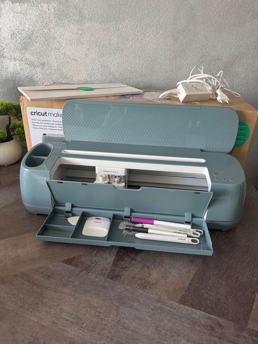 Vând Cricut Maker 4