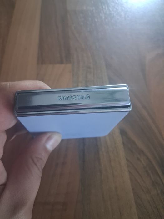 Z flip 4          .