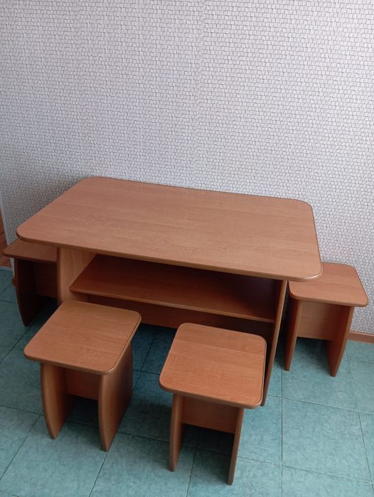 Стол со стульями