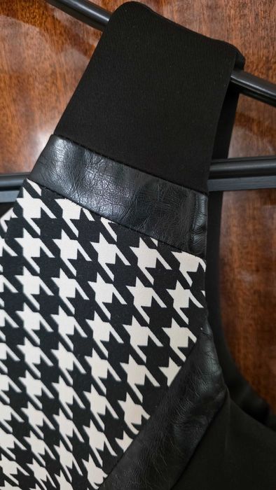 Къса, черна рокля