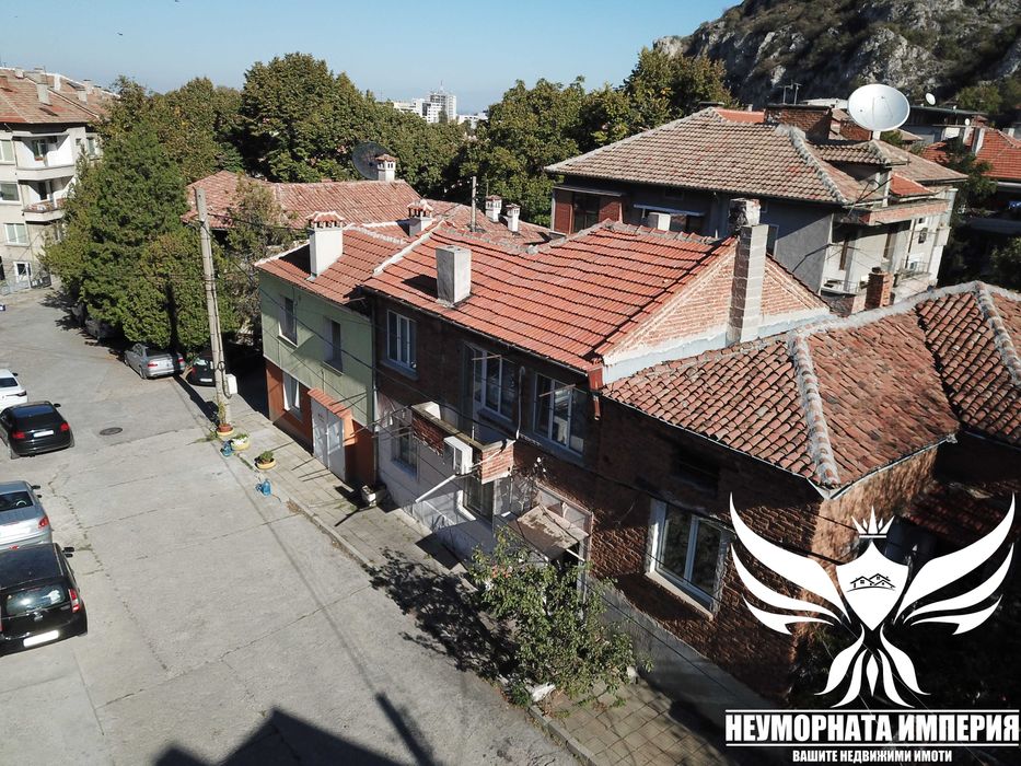 Продавам двуетажна къща РЗП 140кв. и 95кв.м. двор в гр.Асеновград