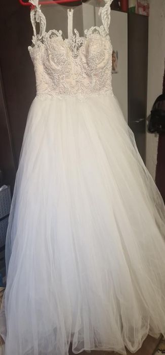 Vând rochie de mireasa, noua, în stare foarte bună.