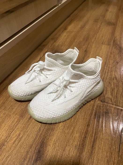 Детские туфли  и белые кроссовки ( изики) почти новые