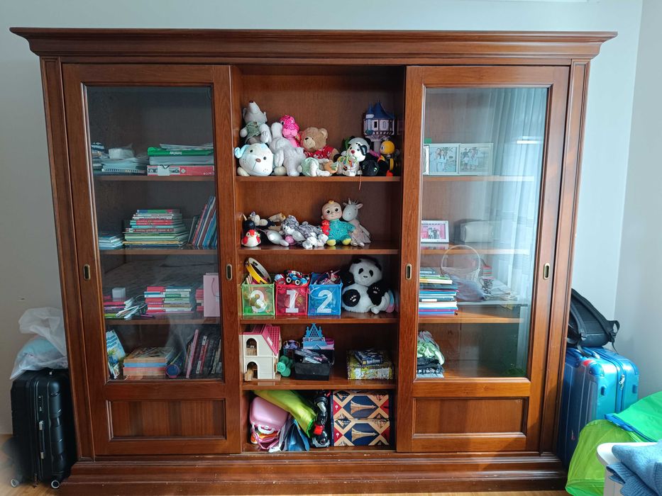 Большой деревянный шкаф с раздвижными стеклянными дверцами