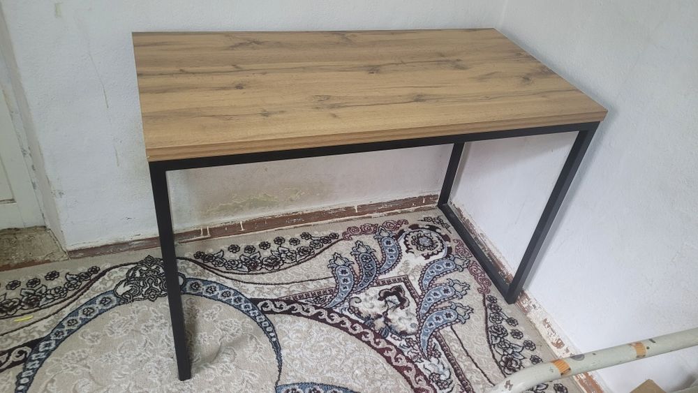 Современный компьютерный-письменный стол в минималистичном стиле