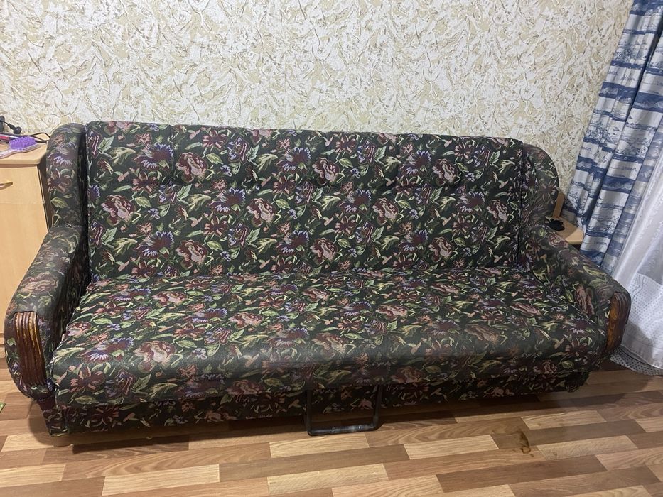 Отдам даром крепкий диван