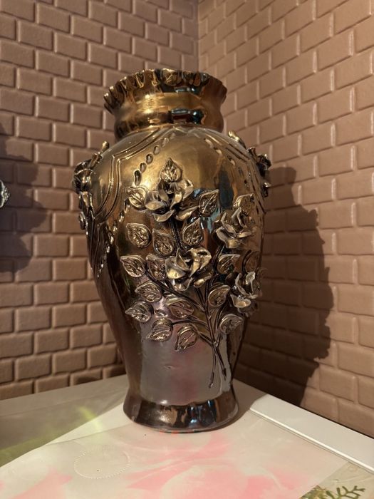 Декоративная ваза продается