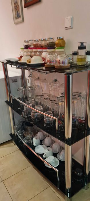 Продавам стъклена витрина/бар плот