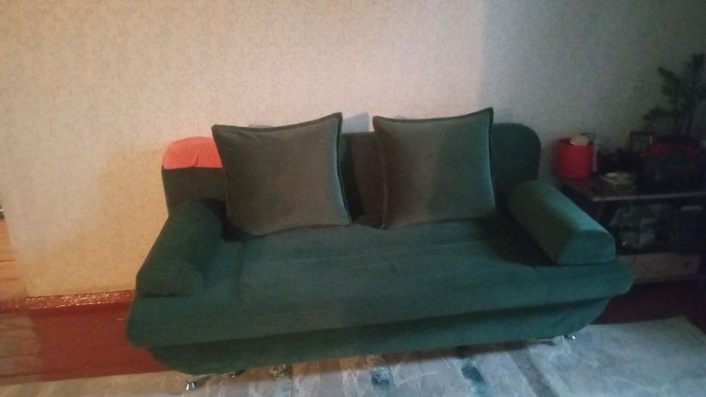 Шкаф и мебель и диван