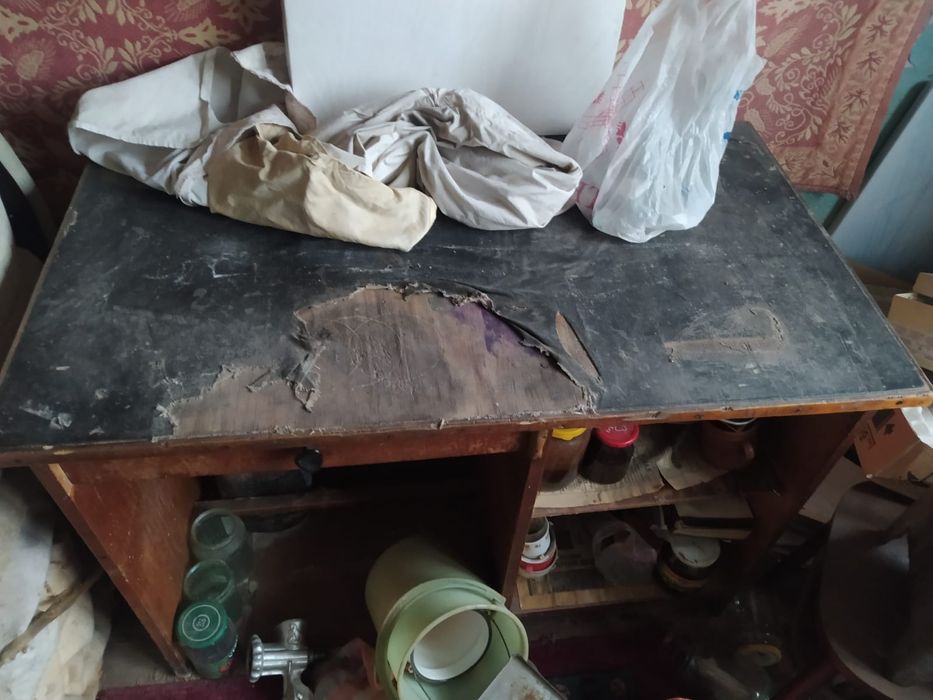 Шкафы, столы, стулья.