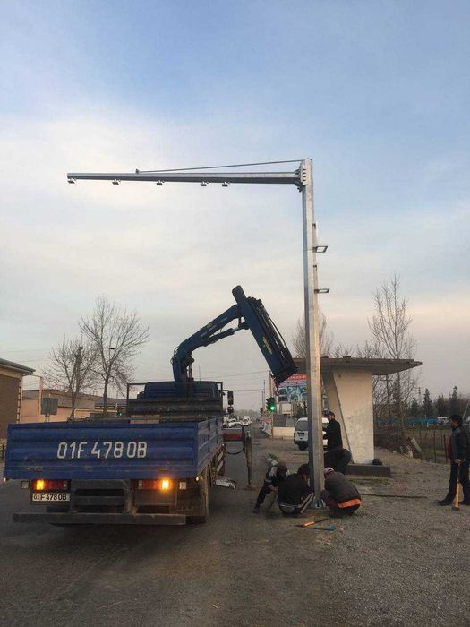 Радар қутби оғир вазнли саккиз бурчакли таянчга қурилган металл констр