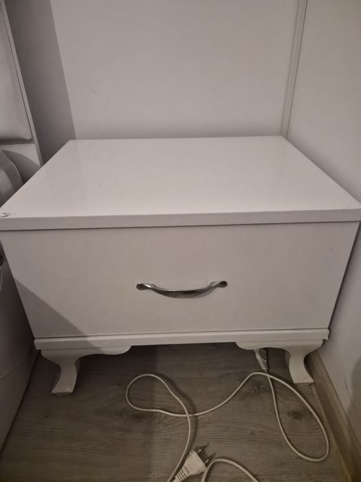 Dormitor complet alb, ca nou – pat 160x200, dulap, noptiere, comodă