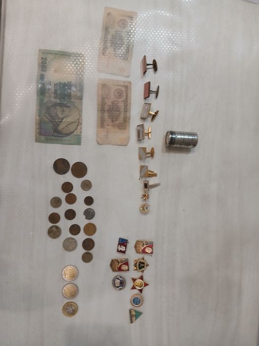 Продам монетки, значки и тд