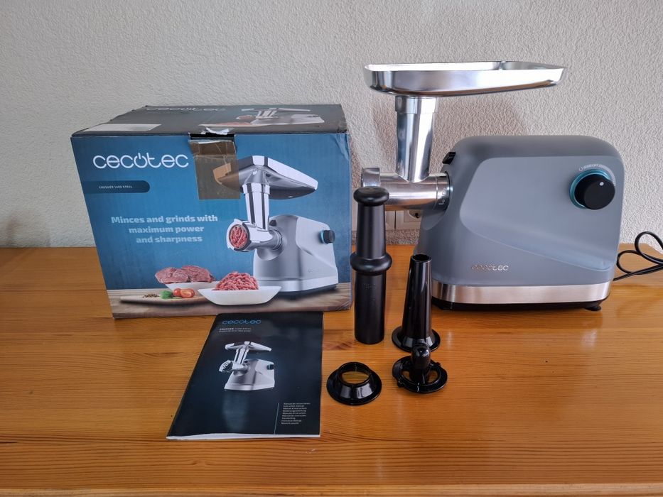 Crusher 1400 1360W електрическа месомелачка, с 1 нож и 3 режещи плочи.