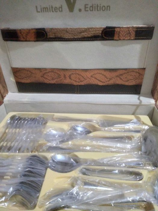 Vand set tacamuri nou  72 de piese de lux