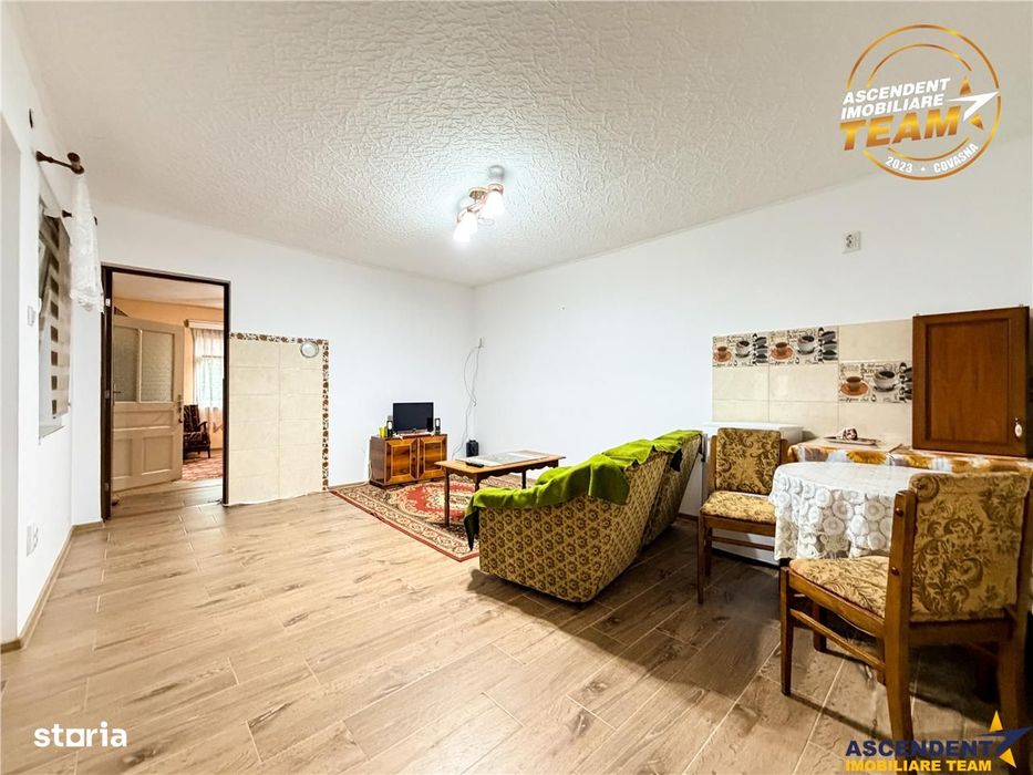 Casa cu teren generos de 1.315 mp, bucatarie de vara complet renovata