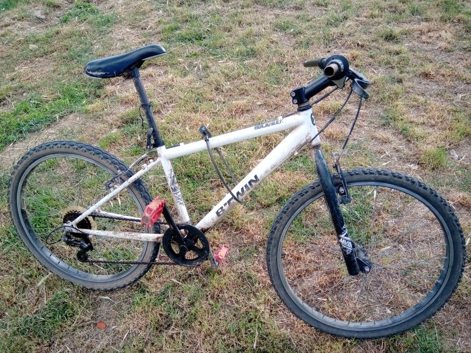 Vând sau schimb bicicletă buna de funcționare problema este că trebuie refăcut frâna din spate in rest merge foarte bine frâna din față prinde bine