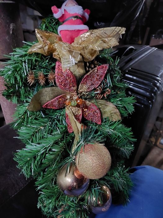 Brad attificial si diferite ornamente de vinzare