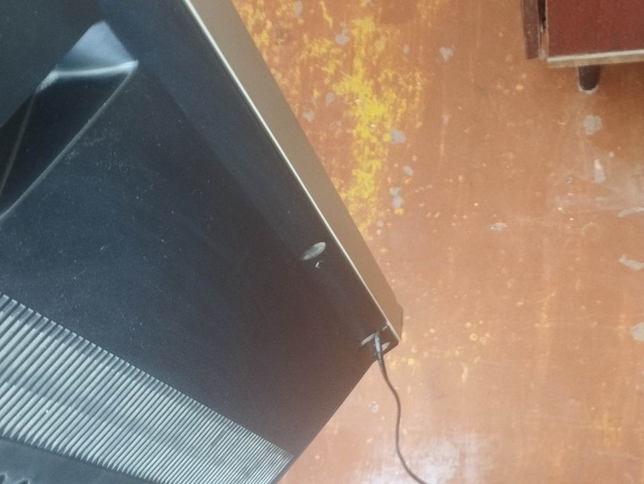 телевизор 32 LG2004 года.