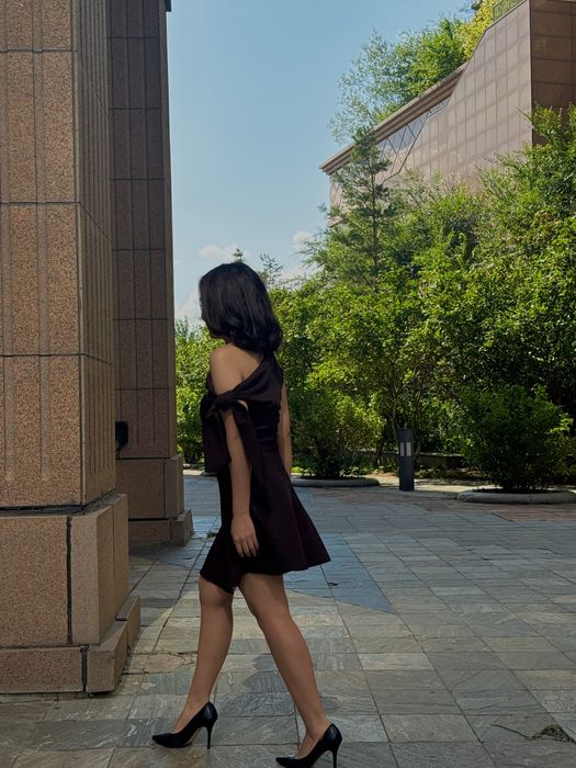 Мини коричневое платье на одно плечо