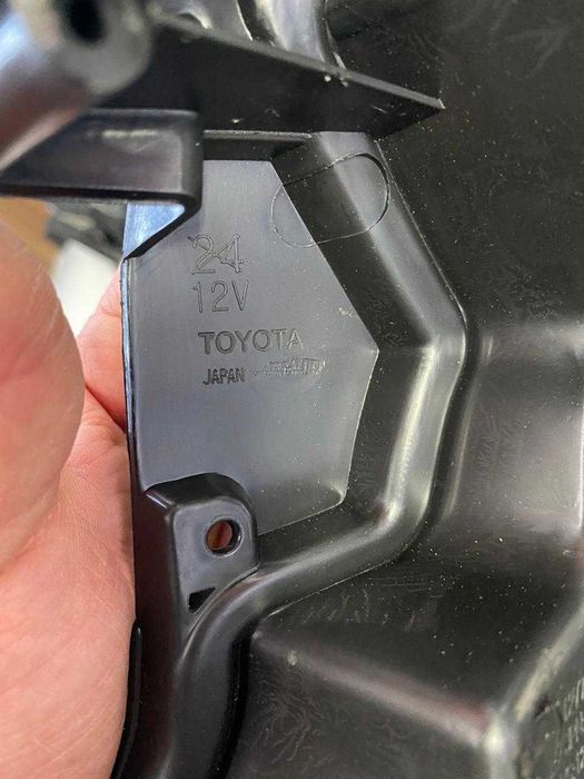 Корпус передних фар оригинал LC200