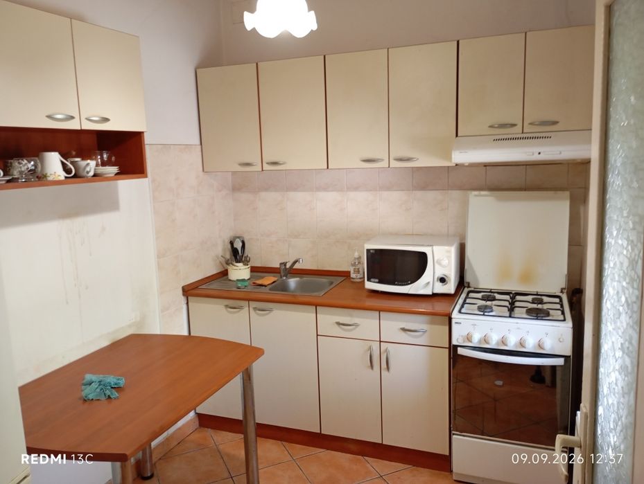 Bucătărie cu electrocasnice  și aragaz