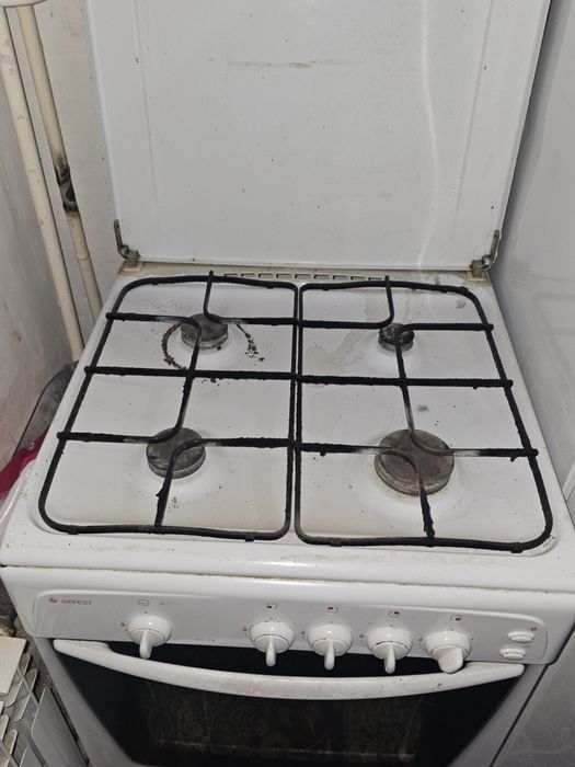 Газовая плита хороший рабочий(очищает перед отправкой)