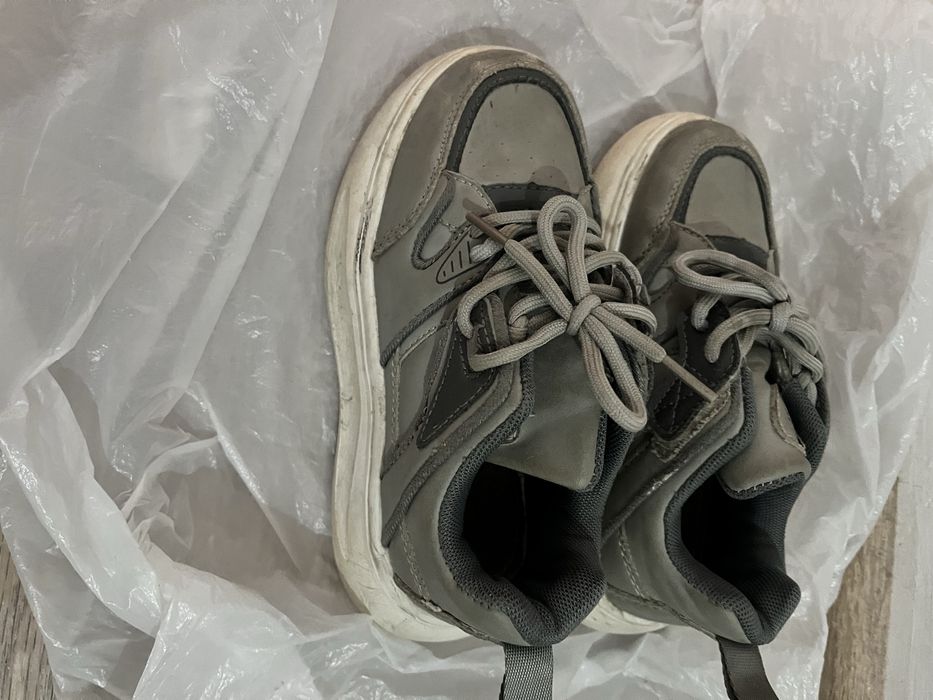 Продам детские кроссовки