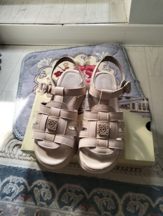 Продаю девочковую обувь лето очень зима размер 33-34