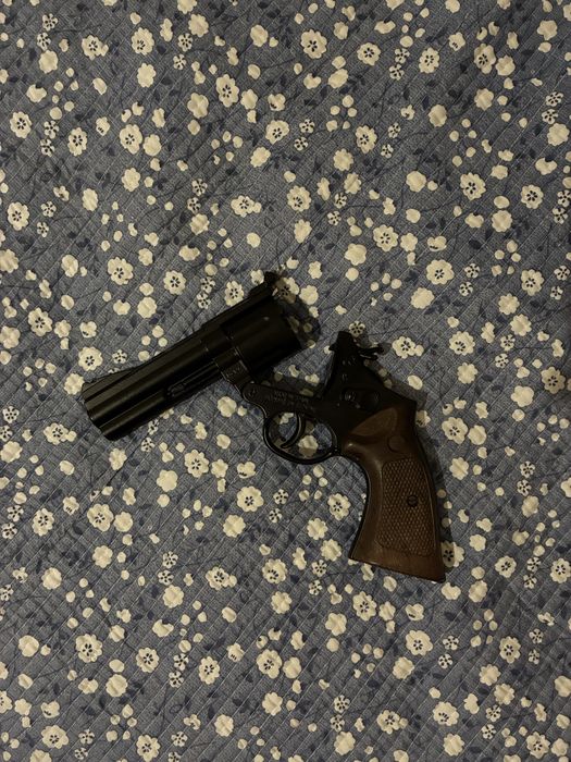 Игрушечный револьер стреляющий пистонами