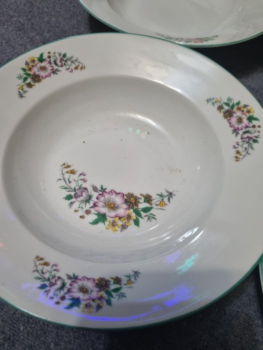 Комплект порцеланови чиний.