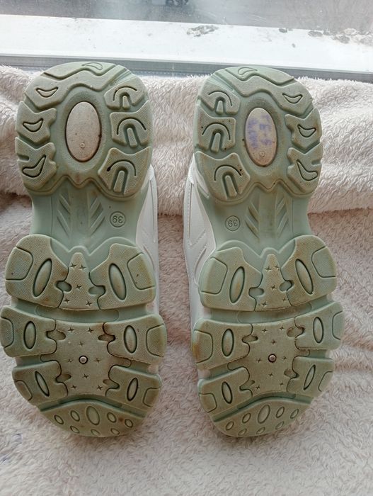 Продам кроссовки