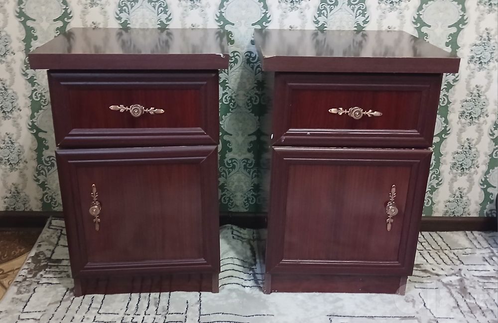 Spalniy divan +matrasi va 2ta tumbasi bilan sotaman. Xolati yaxshi.