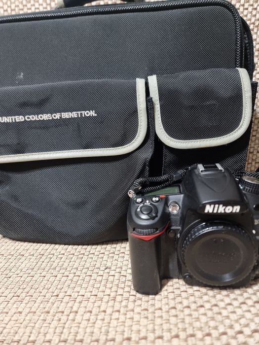Set Foto Complet Nikon D7000 cu 2 Obiective, Bliț și Geantă