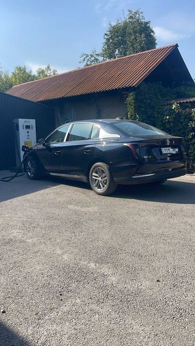 Авто в аренду Hongqi E-QM5