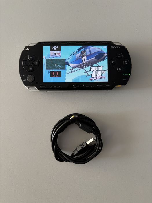 PSP 1004 impecabil modat + card memorie 32GB + cablu incarcare + 13 jocuri instalate