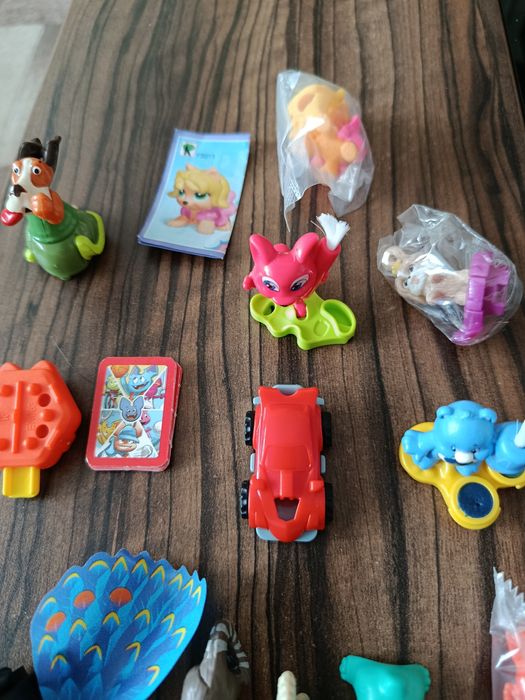 Лего различни фигурки и киндер играчки от яйца