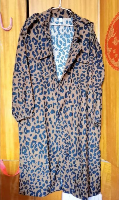 Женская ветровка с леопардовым принтом.