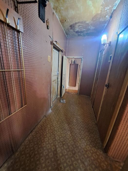 Срочна сотилади 2 хона 5 этаж 9 этажли домда локатсияси жуда зур