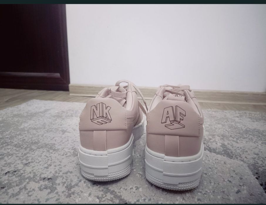 Vând adidași Nike Air Force 1 Pixel
